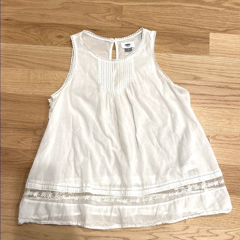Old Navy White Sleeveless Blouse with Lace Trim size Small